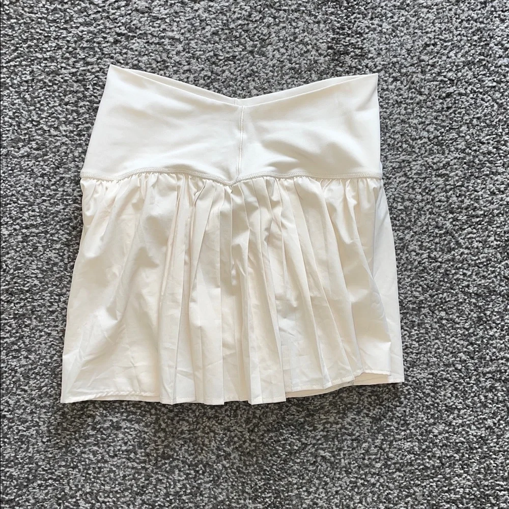 Offline by Aerie Flowy Pleated Athletic Shorts Cream Size Medium - Picture 9 of 12